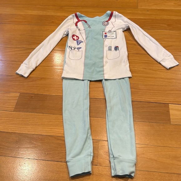 Old navy unisex doctor  two pieces sleep set size 5T . - Picture 1 of 10